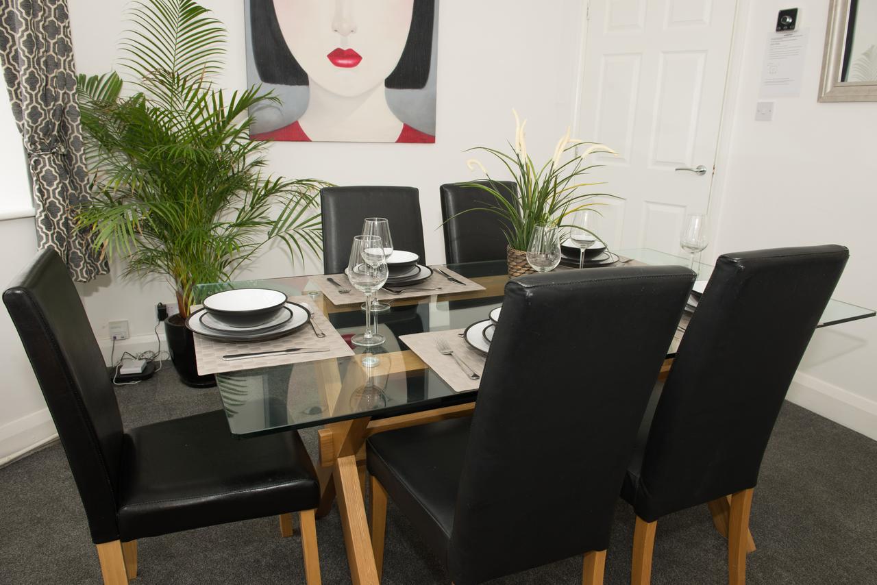 Arma Short Stays: Spacious 3-bedroom House With Garden