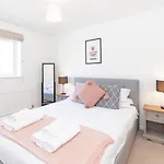 Stylish Townhouse In The Heart Of Summertown