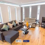 Modern Oxford 2 Bedroom Apartments, Near Headington Hospital, Families & Contractor Accommodation With Parking