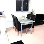 Oxford Apartment-- Free Parking 2 Bedrooms-2Bathrooms-Located In Jericho Oxford Close To Bus And Rail Station