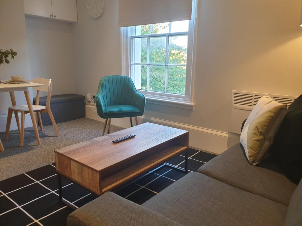 Charming Luxe 1 Bedroom Apartment, Cowley Apartment *