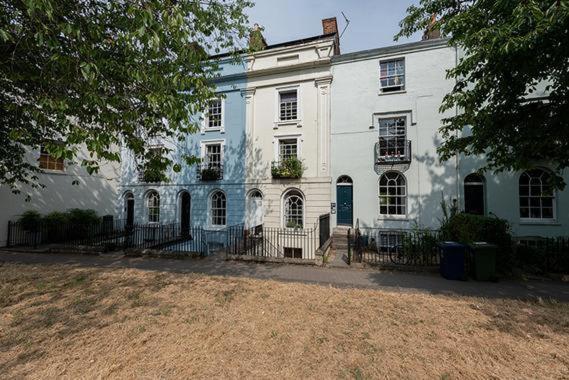 Charming Luxe 1 Bedroom Apartment, Cowley *