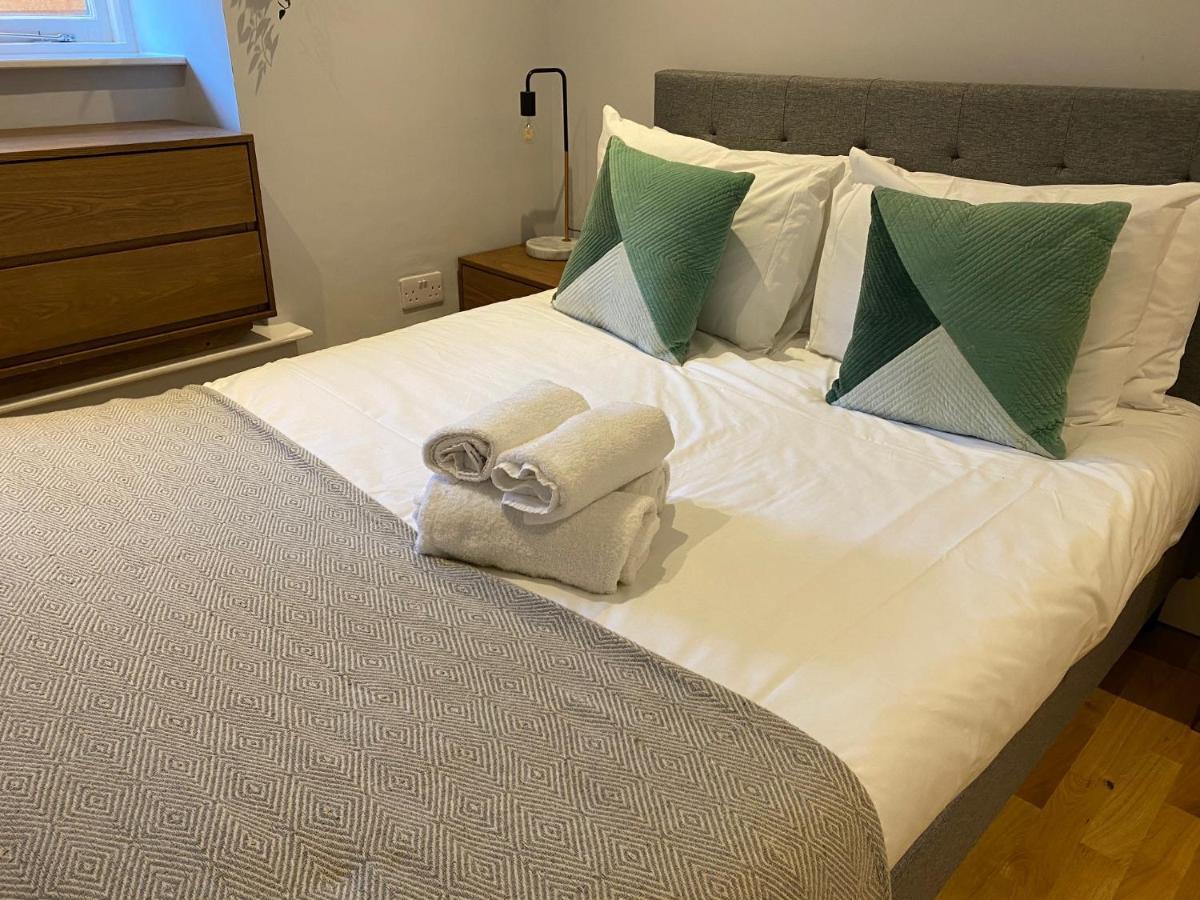 Charming Luxe 1 Bedroom Apartment, Cowley Apartment