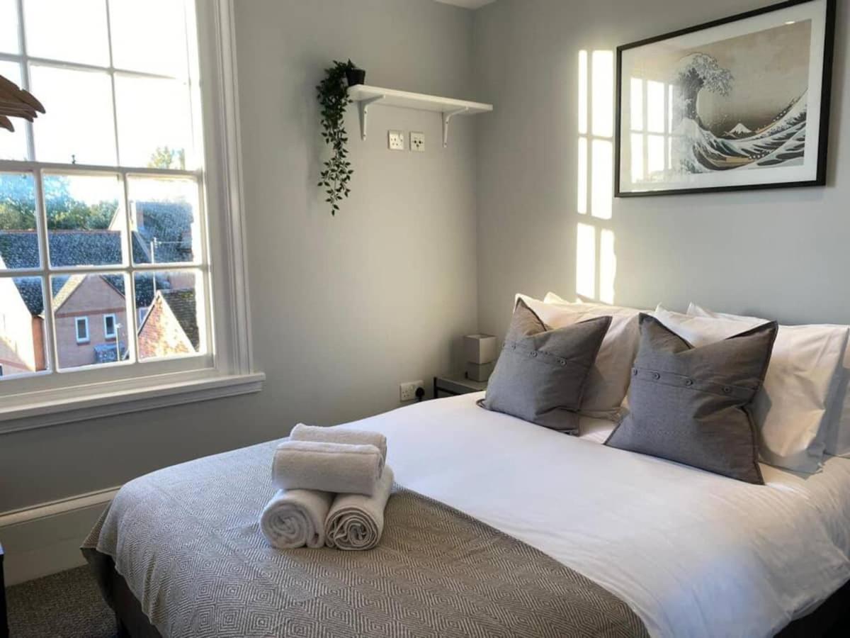 Opulent Luxe Cowley Apartment