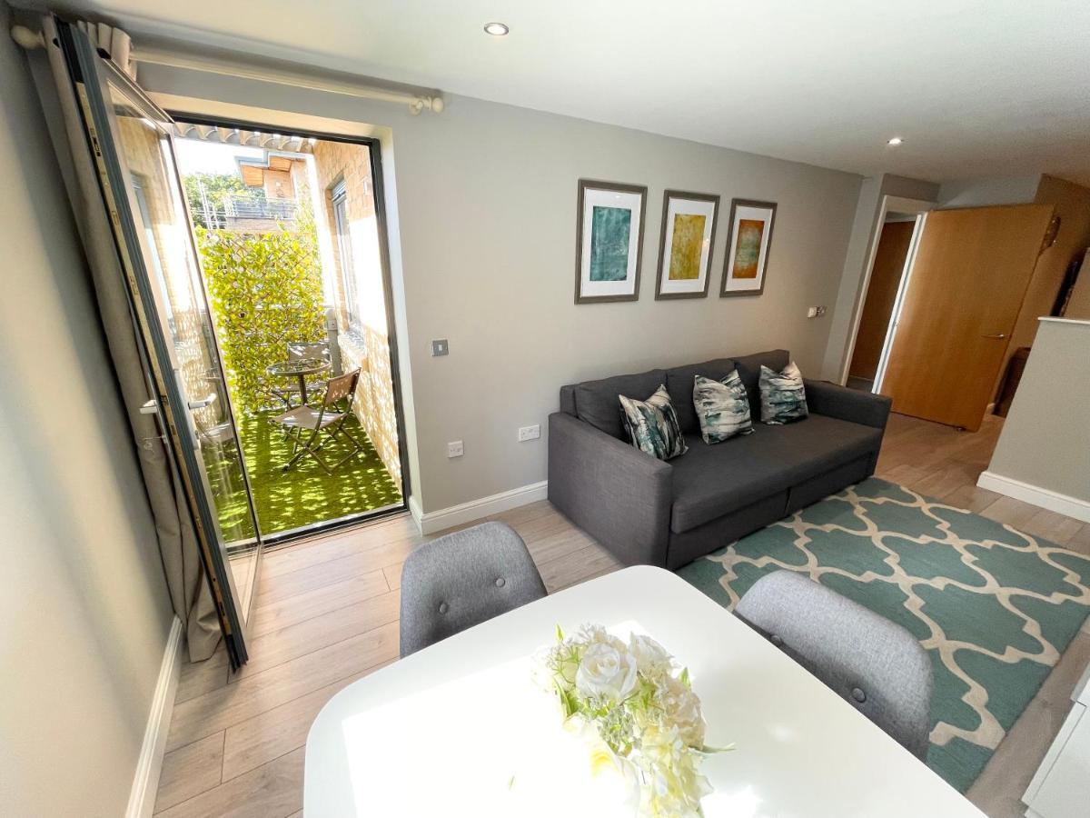 Urban Living's - The Wesley Beautiful Centre With Balcony *