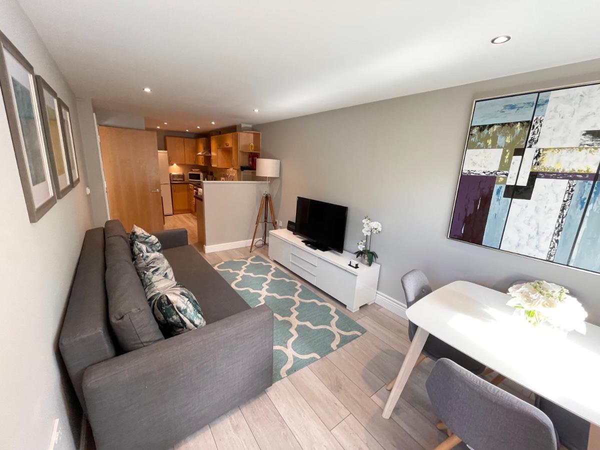 Urban Living's - The Wesley Beautiful Centre With Balcony Apartment
