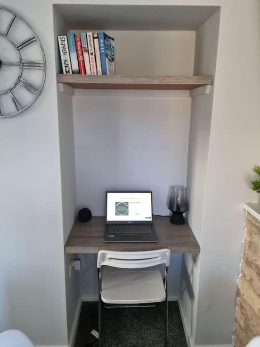 Flamingos Nest Countryside - Bicester Village - Blenheim Palace - Wifi- Free Parking Apartment