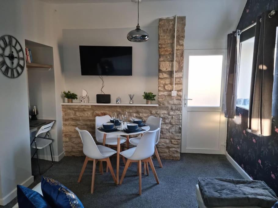 Flamingos Nest Countryside - Bicester Village - Blenheim Palace - Wifi- Free Parking Apartment
