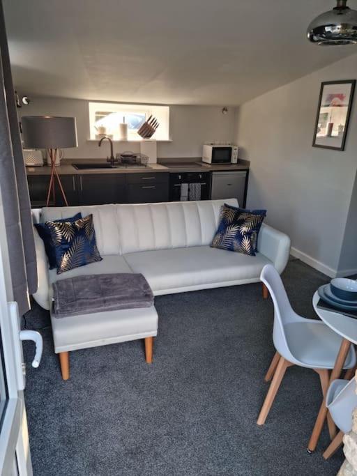 Flamingos Nest Countryside - Bicester Village - Blenheim Palace - Wifi- Free Parking Apartment *