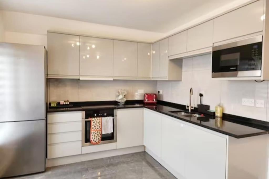 Paradigm House, Delightful 2-bedroom Flat 4, *