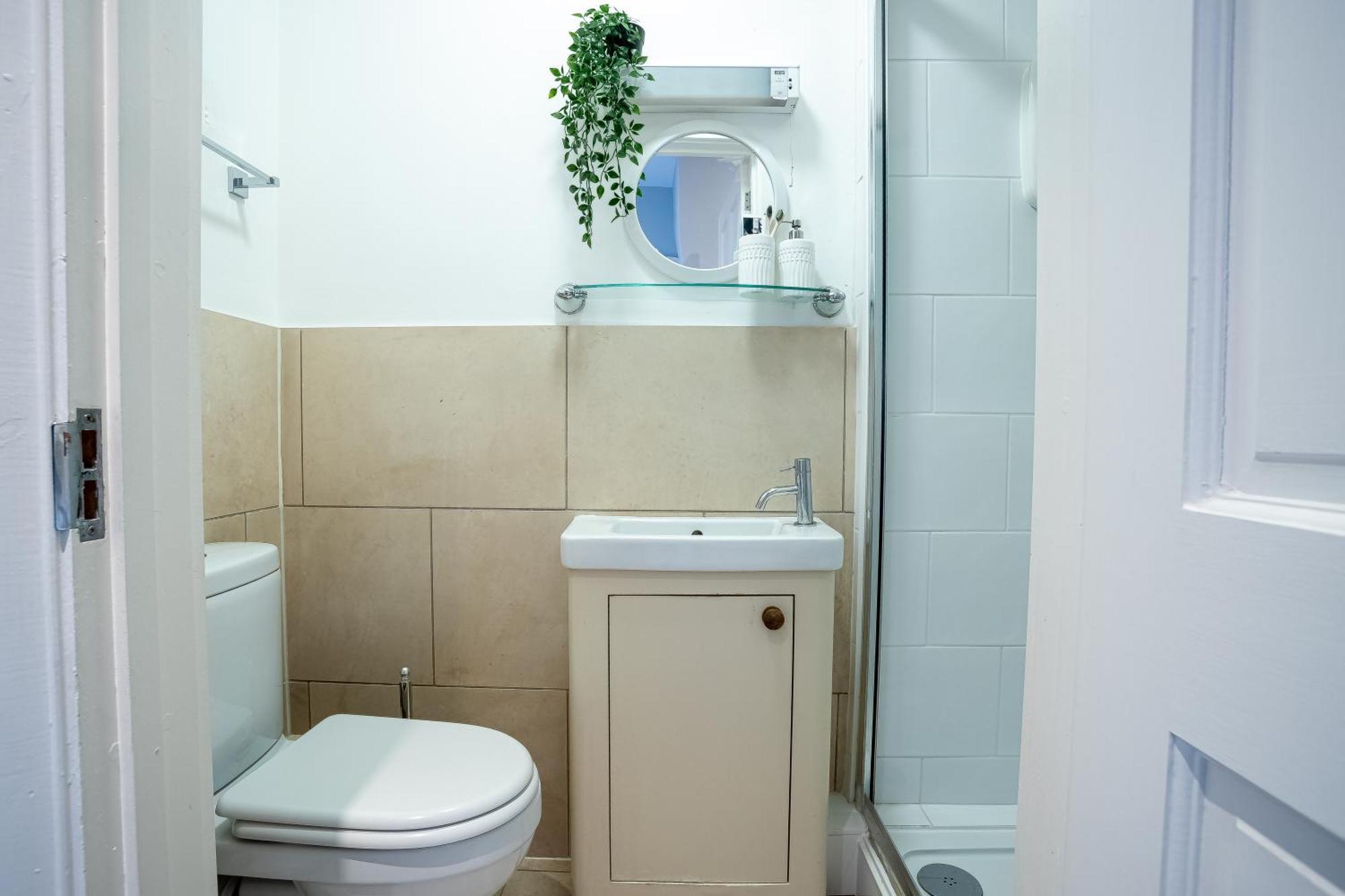Cosy, Flat For Up To 4 With Park View Apartment *