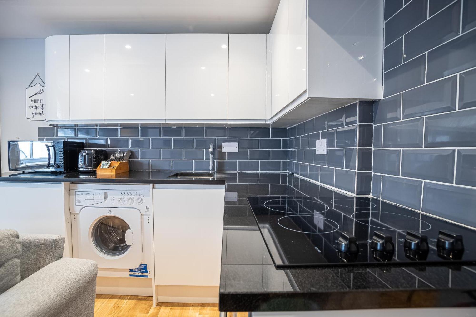 Cosy, Flat For Up To 4 With Park View Apartment *