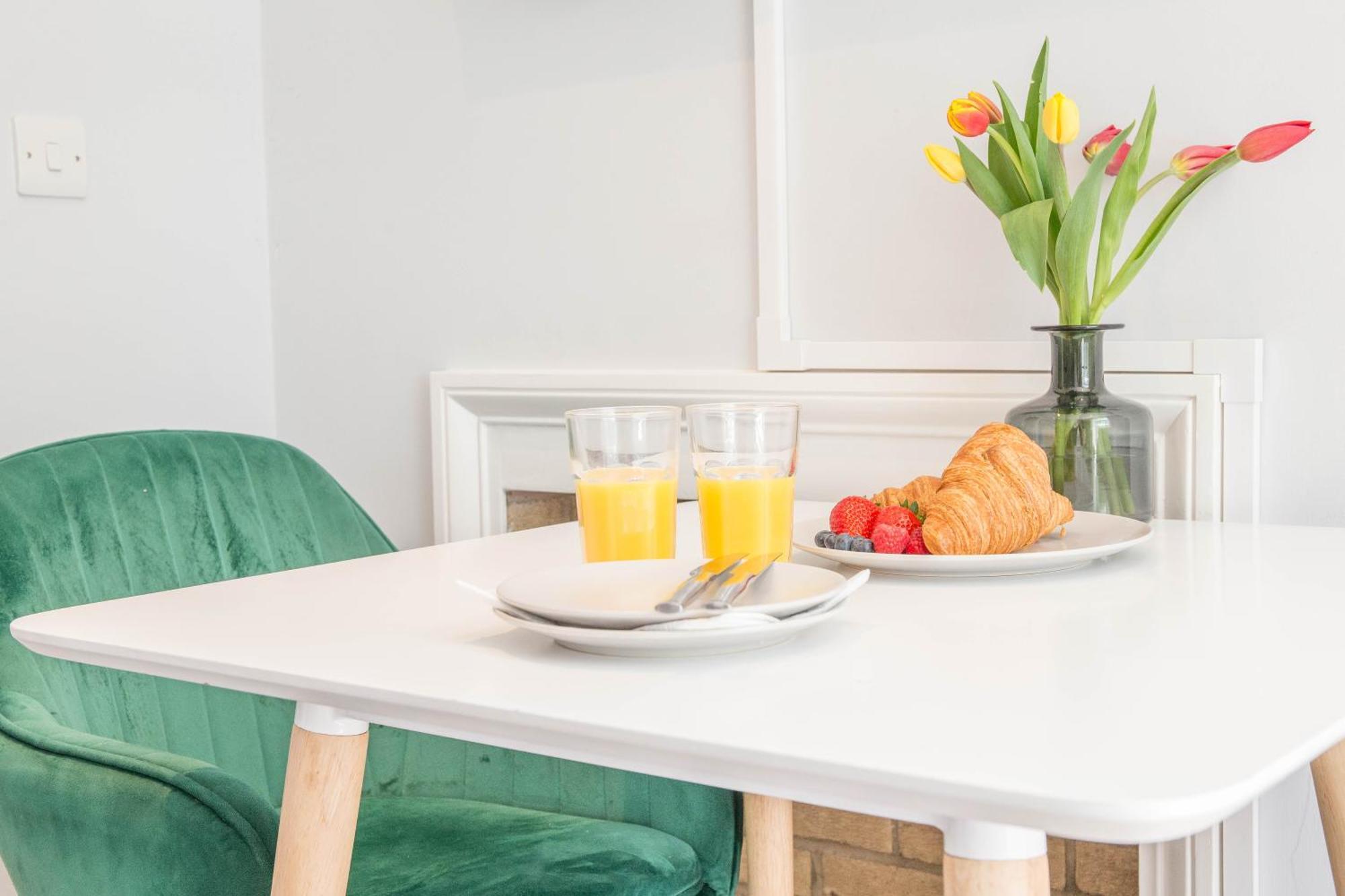 Cosy, Flat For Up To 4 With Park View Apartment *