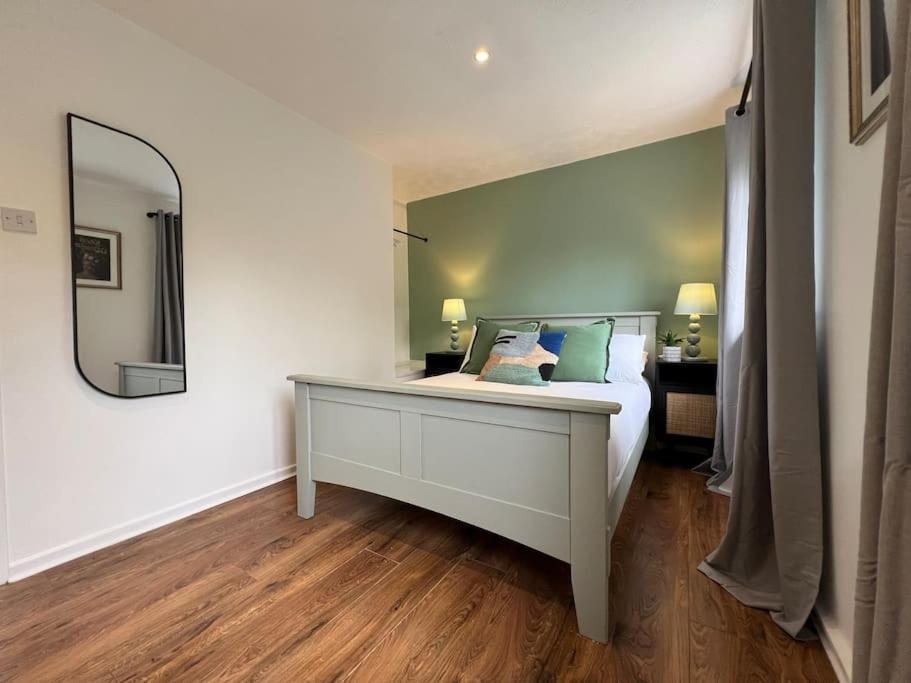 Perfect Very And Peaceful With Free Parking & Private Garden -
