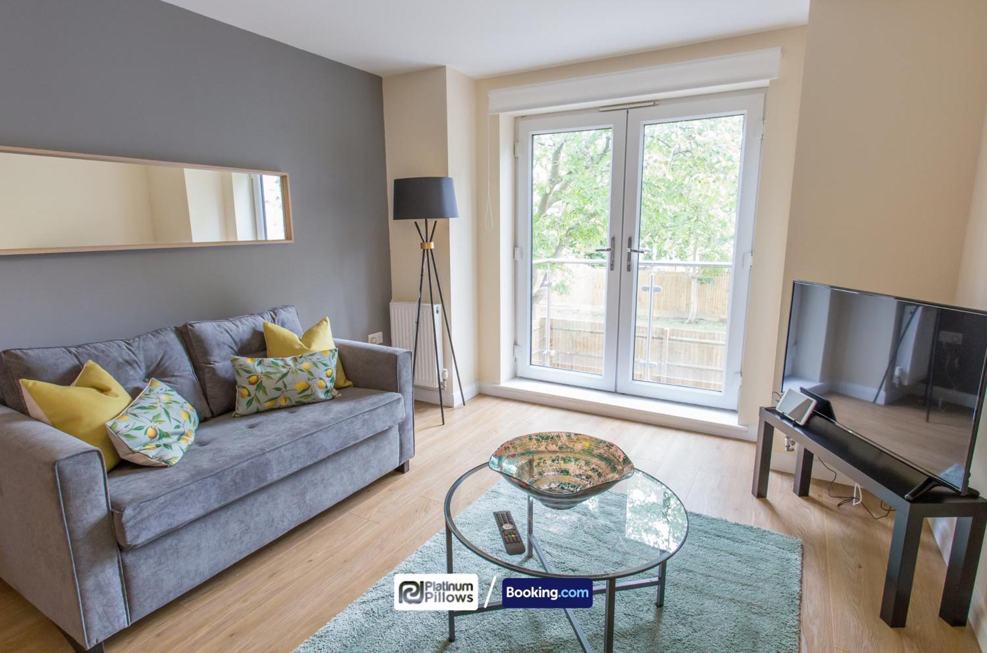 Apartment Modern 2 Bedroom Apartments, Near Headington Hospital, Families & Contractor With Parking *