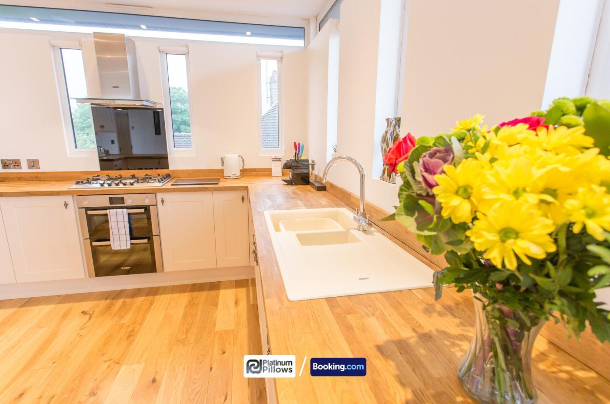 Apartment Modern 2 Bedroom Apartments, Near Headington Hospital, Families & Contractor With Parking *