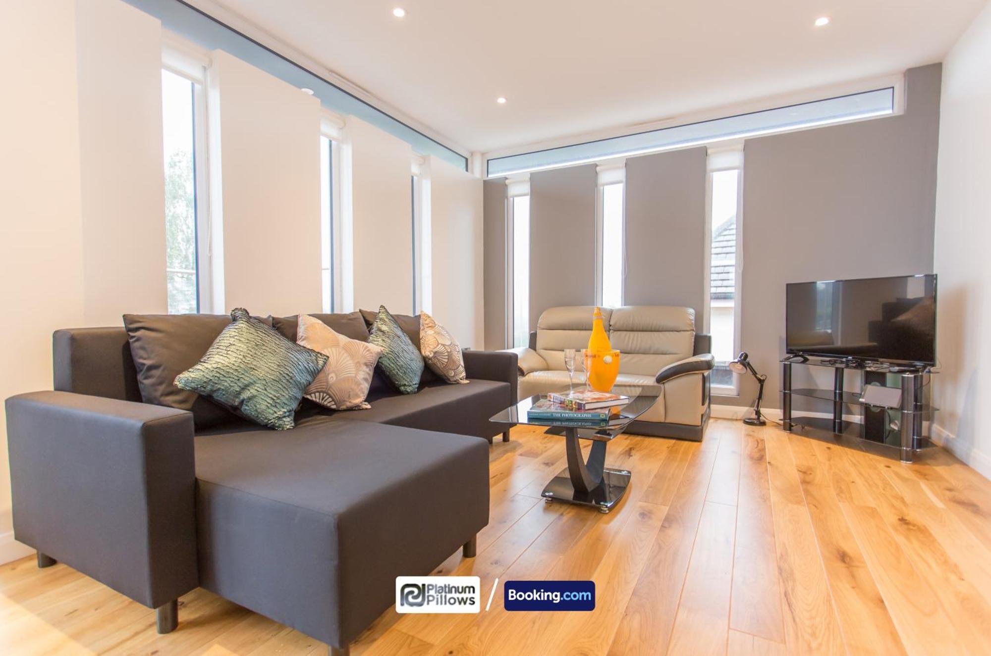 Modern 2 Bedroom Apartments, Near Headington Hospital, Families & Contractor With Parking Apartment *