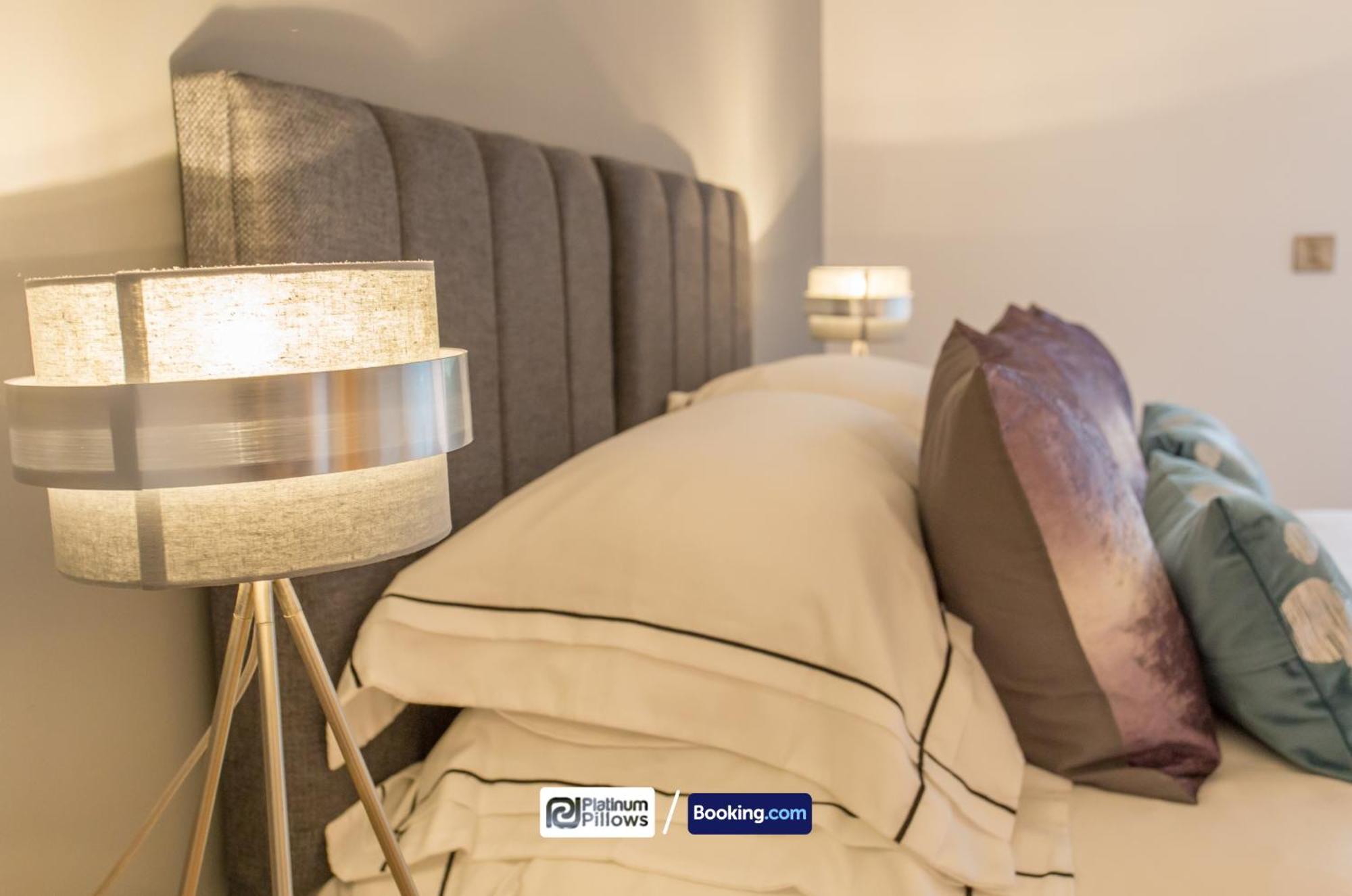 Modern 2 Bedroom Apartments, Near Headington Hospital, Families & Contractor With Parking Apartment *