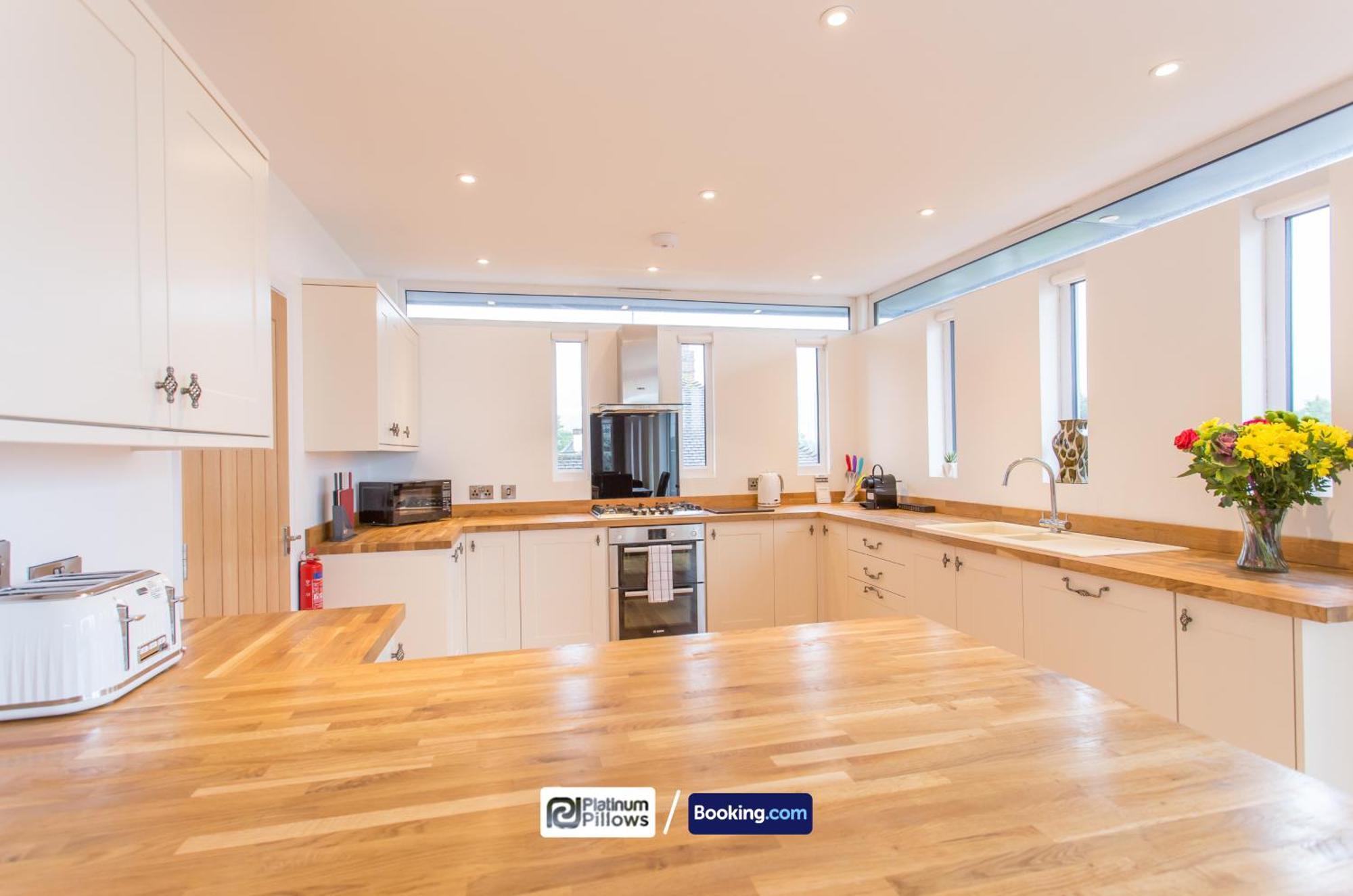 Modern 2 Bedroom Apartments, Near Headington Hospital, Families & Contractor With Parking Apartment *