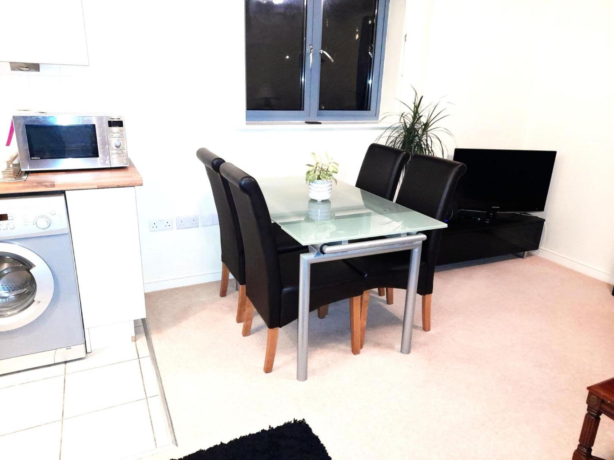 Apartment Apartment: Jericho 2br With Parking Near Transport *