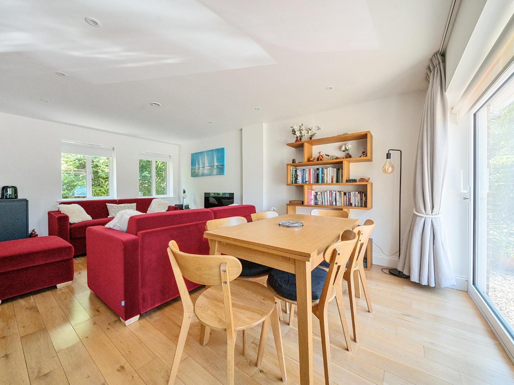 ★ Luxury ★ Sleeps 4, Free Parking Apartment