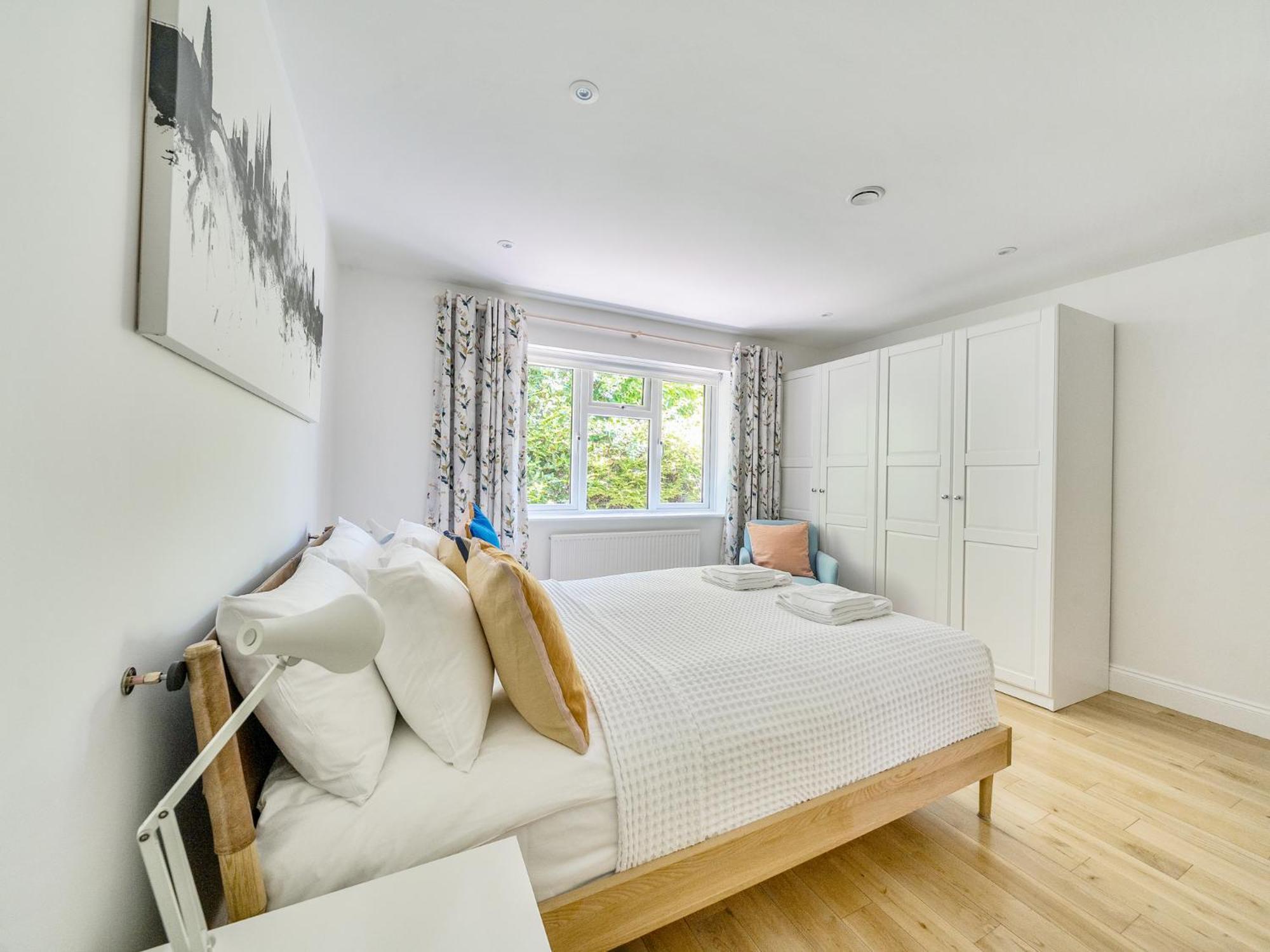 ★ Luxury ★ Sleeps 4, Free Parking Apartment *