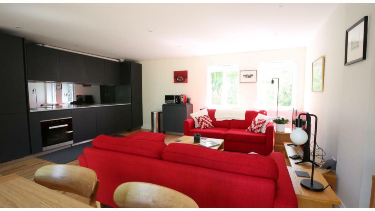 ★ Luxury ★ Sleeps 4, Free Parking Apartment