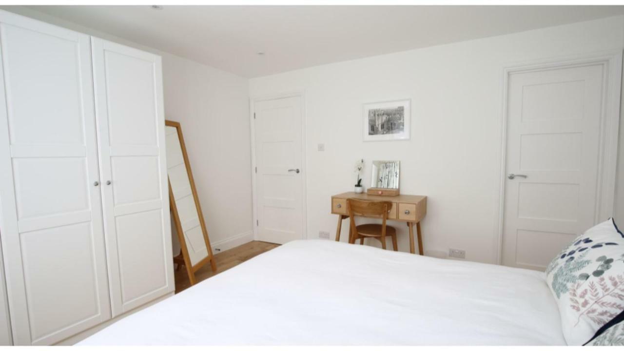 ★ Luxury ★ Sleeps 4, Free Parking Apartment *
