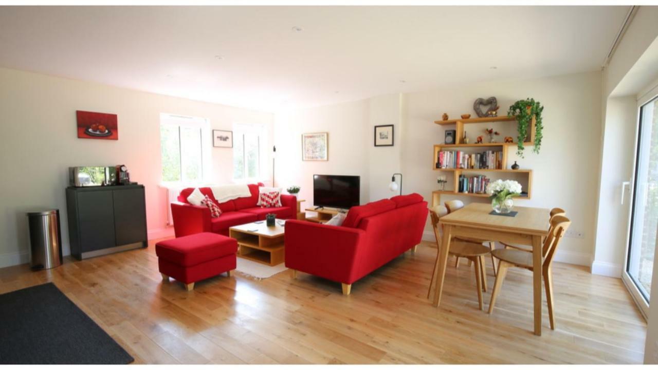 ★ Luxury ★ Sleeps 4, Free Parking Apartment